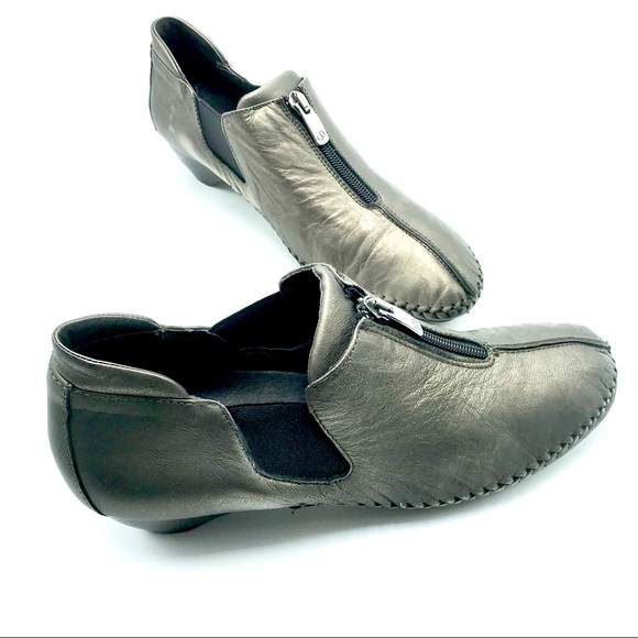Donald J. Pliner Shoes - Donald Pliner Leather Front Zipper Booties, Size 9